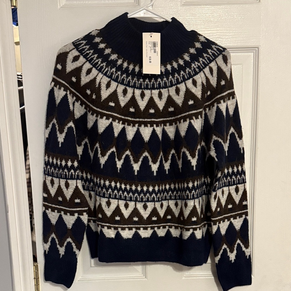 Evereve NWT size small 
Cozy new Sweater - Navy, Brown, and White